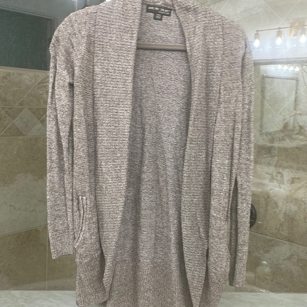 Barefoot dreams Good condition Cocoon cozychic lite cardigan with pockets